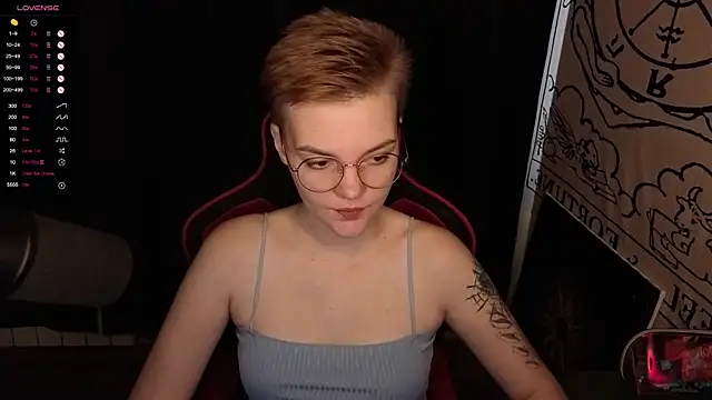 Snapshot of KrisNeal chatting on October 17, 9:12 am KrisNeal online show from October 17, 9:12 am