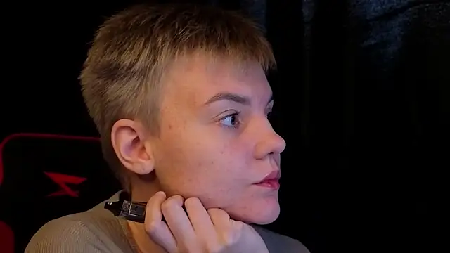 Snapshot of KrisNeal chatting on October 22, 9:09 am KrisNeal online show from October 22, 9:09 am