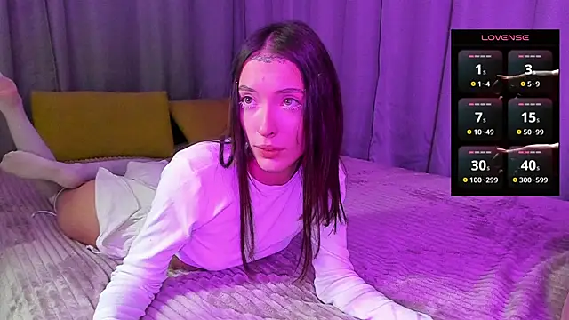 Snapshot of EMiaLure chatting on October 19, 7:25 pm EMiaLure online show from October 19, 7:25 pm