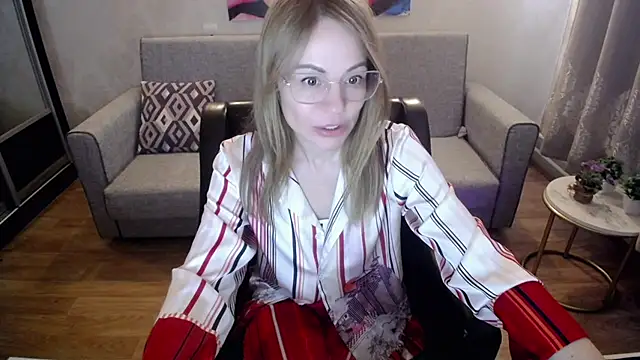 Snapshot of shy_hot_cat chatting on October 6, 9:18 am shy hot cat online show from October 6, 9:18 am