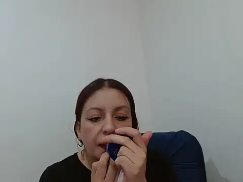 Snapshot of helenn653342 chatting on October 7, 4:48 pm helenn653342 online show from October 7, 4:48 pm