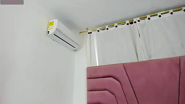 miajhonsonx online show from December 17, 2:12 pm