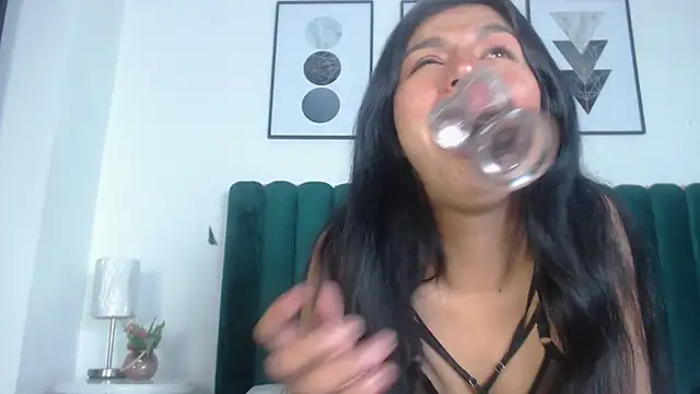 Keila Fg online show from November 8, 1:00 pm