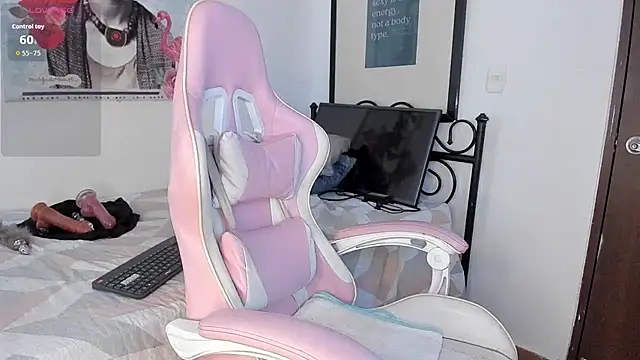 Lhia  online show from October 9, 1:42 pm