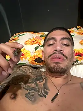 Snapshot of busnfatnutsLildee chatting on December 14, 6:19 am busnfatnutsLildee online show from December 14, 6:19 am