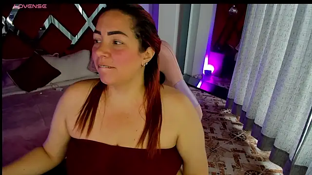 Snapshot of alexiaystive3 chatting on October 13, 3:56 pm alexiaystive3 online show from October 13, 3:56 pm