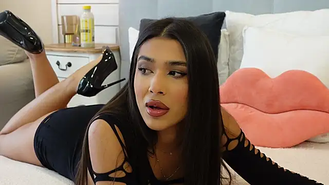 Snapshot of MyaMuse chatting on October 20, 9:54 am MyaMuse online show from October 20, 9:54 am