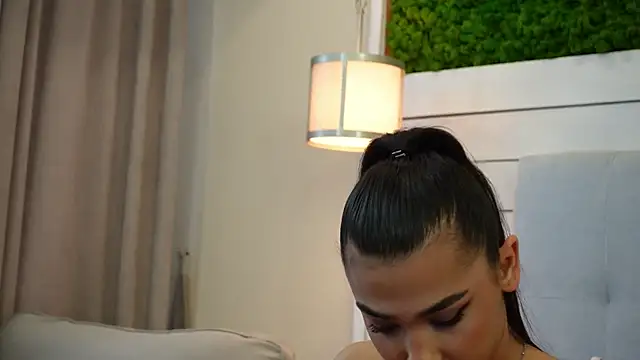 Snapshot of MyaMuse chatting on November 12, 10:04 am MyaMuse online show from November 12, 10:04 am