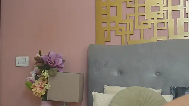 Snapshot of MyaMuse chatting on December 5, 8:23 am MyaMuse online show from December 5, 8:23 am