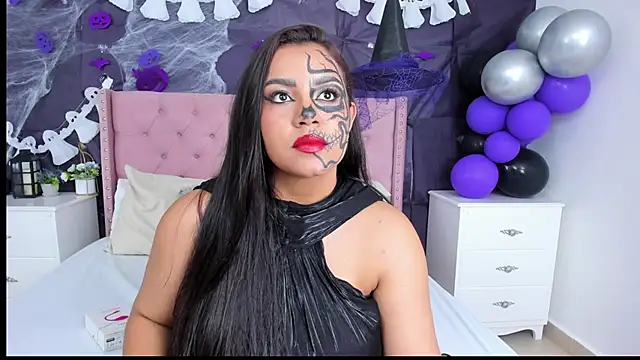 Snapshot of SienaWild chatting on November 1, 6:04 am SienaWild online show from November 1, 6:04 am