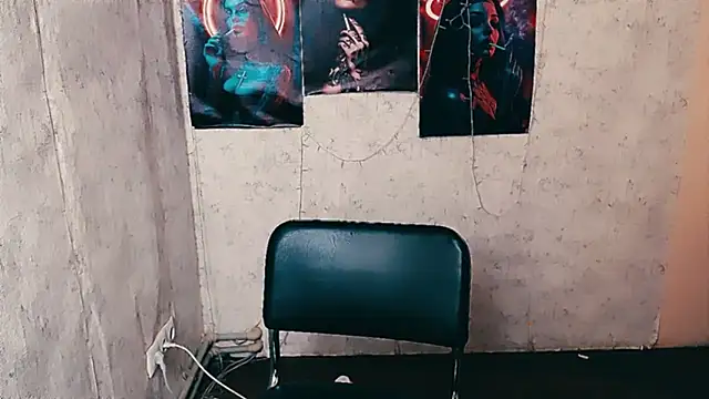 Snapshot of EmmaCat_ chatting on February 12, 10:21 am EmmaCat online show from February 12, 10:21 am