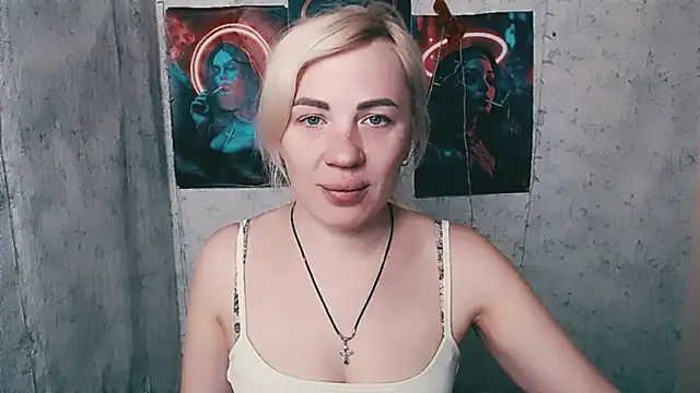 Snapshot of EmmaCat_ chatting on February 17, 5:26 am EmmaCat online show from February 17, 5:26 am