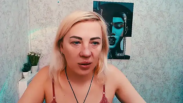 Snapshot of EmmaCat_ chatting on February 21, 6:14 am EmmaCat online show from February 21, 6:14 am