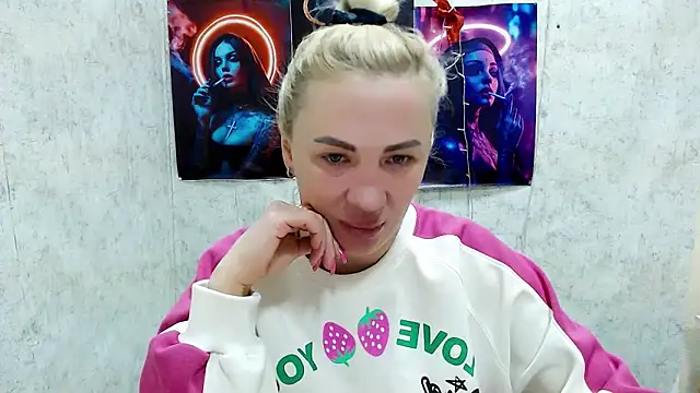 Snapshot of EmmaCat_ chatting on February 24, 6:11 am EmmaCat online show from February 24, 6:11 am