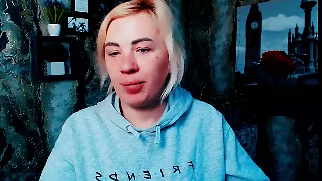 Snapshot of EmmaCat_ chatting on February 28, 6:03 am EmmaCat online show from February 28, 6:03 am