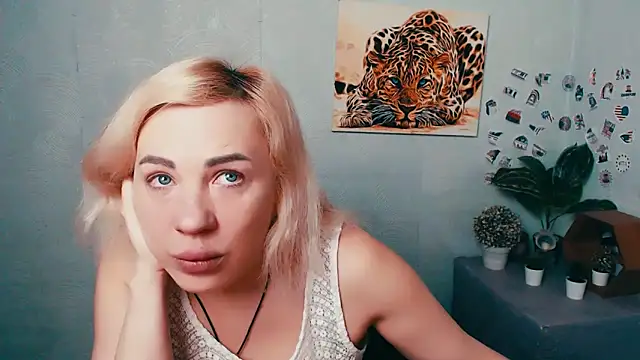 Snapshot of EmmaCat_ chatting on March 5, 5:47 am EmmaCat online show from March 5, 5:47 am