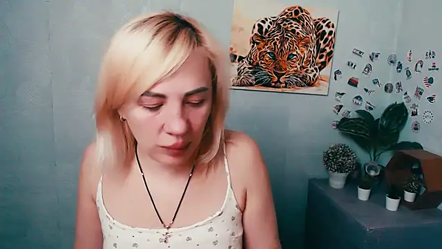 Snapshot of EmmaCat_ chatting on March 6, 6:10 am EmmaCat online show from March 6, 6:10 am