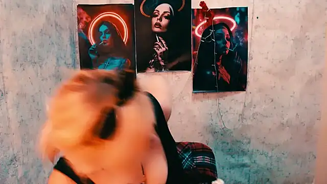 Snapshot of EmmaCat_ chatting on March 9, 5:11 am EmmaCat online show from March 9, 5:11 am