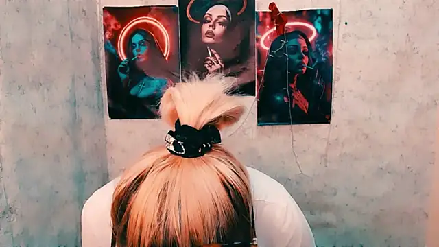 Snapshot of EmmaCat_ chatting on March 11, 5:02 am EmmaCat online show from March 11, 5:02 am