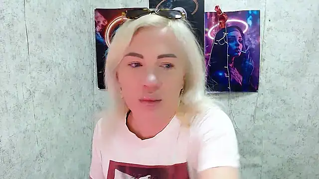 Snapshot of EmmaCat_ chatting on March 14, 5:46 am EmmaCat online show from March 14, 5:46 am