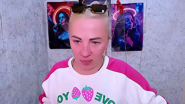 Snapshot of EmmaCat_ chatting on March 15, 5:24 am EmmaCat online show from March 15, 5:24 am