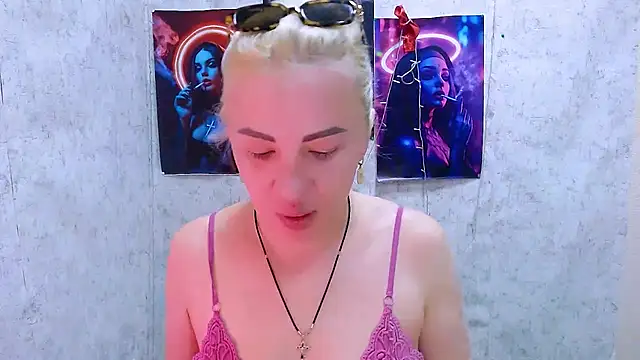 Snapshot of EmmaCat_ chatting on March 17, 5:11 am EmmaCat online show from March 17, 5:11 am