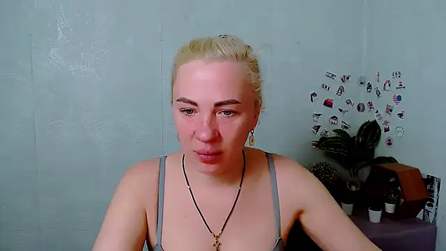 Snapshot of EmmaCat_ chatting on March 18, 5:54 am EmmaCat online show from March 18, 5:54 am