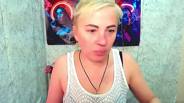 Snapshot of EmmaCat_ chatting on March 22, 5:33 am EmmaCat online show from March 22, 5:33 am