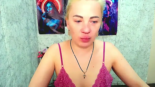 Snapshot of EmmaCat_ chatting on March 23, 5:44 am EmmaCat online show from March 23, 5:44 am