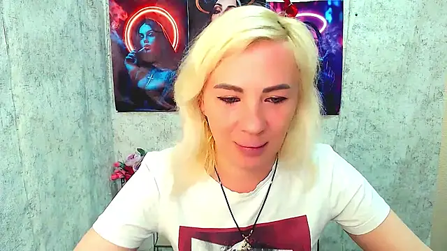 Snapshot of EmmaCat_ chatting on March 24, 5:23 am EmmaCat online show from March 24, 5:23 am