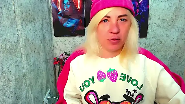 Snapshot of EmmaCat_ chatting on March 25, 5:24 am EmmaCat online show from March 25, 5:24 am