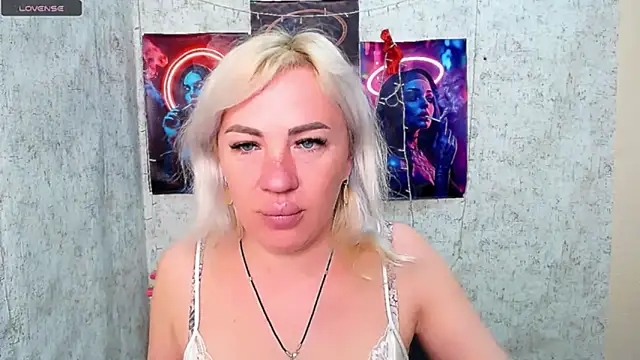 Snapshot of EmmaCat_ chatting on April 6, 4:21 am EmmaCat online show from April 6, 4:21 am