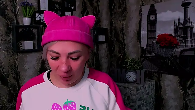 Snapshot of EmmaCat_ chatting on April 10, 5:23 am EmmaCat online show from April 10, 5:23 am