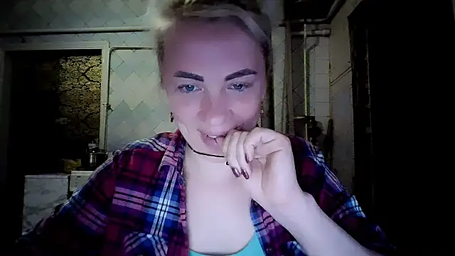 Snapshot of EmmaCat_ chatting on April 15, 5:14 am EmmaCat online show from April 15, 5:14 am