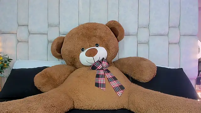 Snapshot of _GigiDoll_ chatting on October 7, 12:02 pm GigiDoll online show from October 7, 12:02 pm