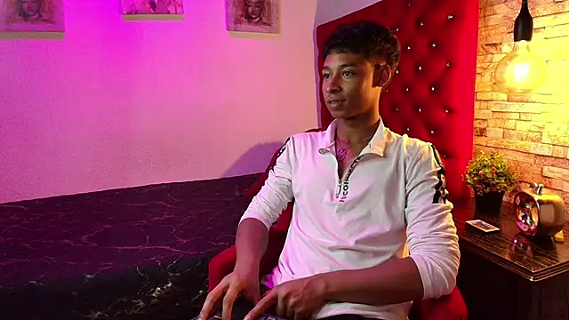 Snapshot of CoffeNaughty_nom chatting on October 5, 4:00 am CoffeNaughty nom online show from October 5, 4:00 am