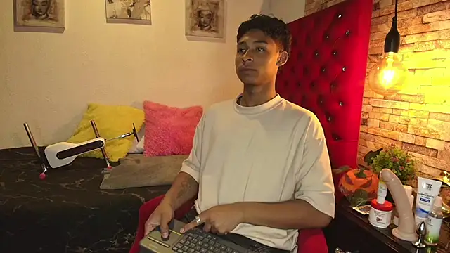 Snapshot of CoffeNaughty_nom chatting on October 22, 4:24 am CoffeNaughty nom online show from October 22, 4:24 am