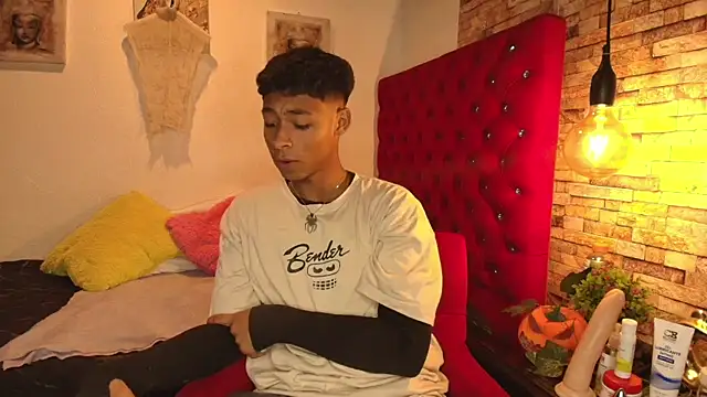 Snapshot of CoffeNaughty_nom chatting on October 23, 4:12 am CoffeNaughty nom online show from October 23, 4:12 am