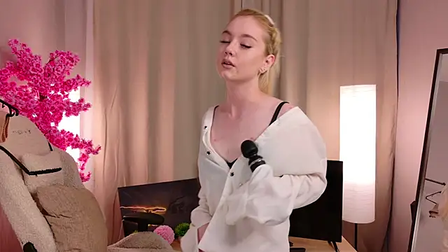 Snapshot of Flirty_lee chatting on October 27, 2:21 pm Flirty lee online show from October 27, 2:21 pm