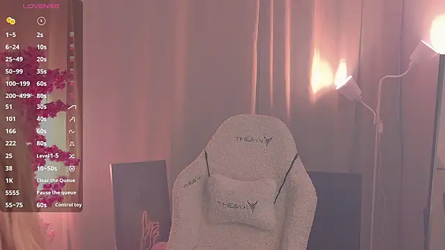 Snapshot of Flirty_lee chatting on December 14, 2:33 pm Flirty lee online show from December 14, 2:33 pm