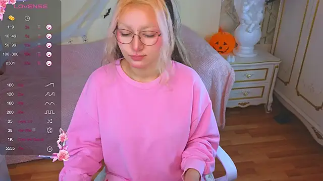 JuicyLullu online show from November 6, 4:24 am