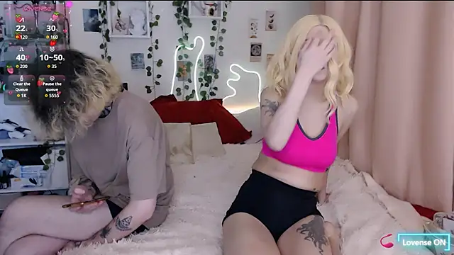 Snapshot of meow_on_da_cam chatting on November 17, 8:36 pm meow on da cam online show from November 17, 8:36 pm