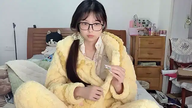 Akong11 online show from December 4, 2:21 am