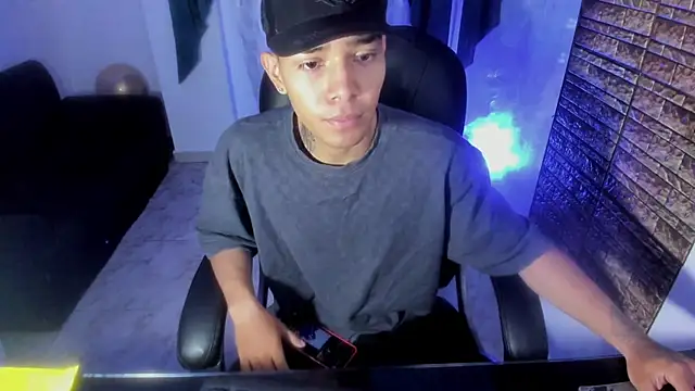 Hunteer Boy online show from October 3, 7:55 pm