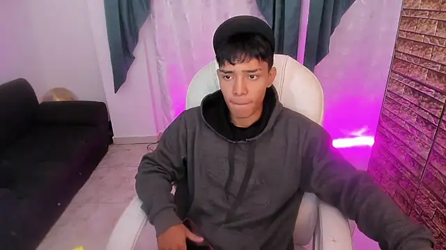 Hunteer Boy online show from October 11, 7:45 pm