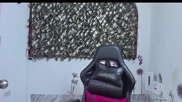 Snapshot of Luna021_1 chatting on October 17, 6:43 pm Luna021 1 online show from October 17, 6:43 pm