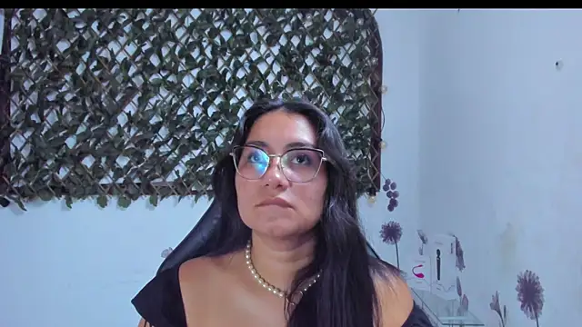 Snapshot of Luna021_1 chatting on October 18, 7:47 pm Luna021 1 online show from October 18, 7:47 pm