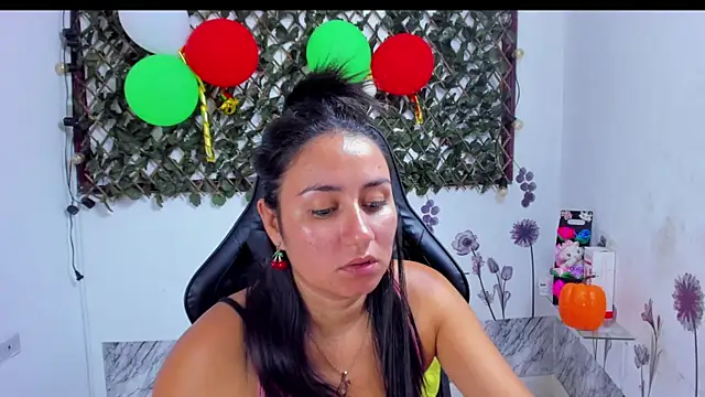 Snapshot of Luna021_1 chatting on November 1, 7:38 pm Luna021 1 online show from November 1, 7:38 pm