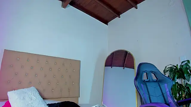 Hayley  Roberts online show from September 14, 7:02 pm