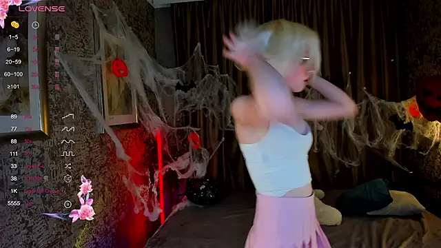 AlettaEve online show from October 17, 3:03 pm